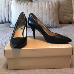 MICHAEL KORS *Flex Mid Pump*